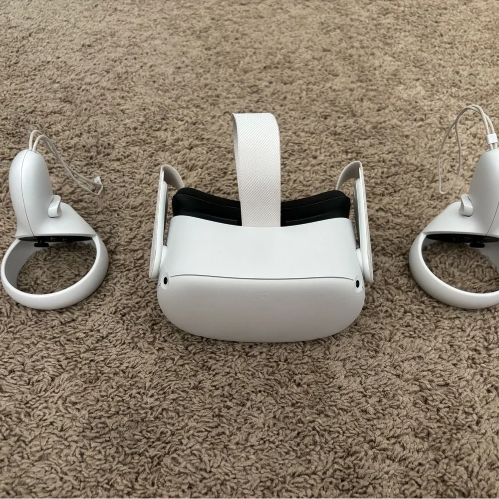 Standalone VR Headset - White and Black